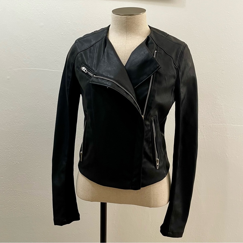 Sleek & Stunning Blank NYC Dark Faux Leather Cropped Moto Jacket Size: XS NWOT - Picture 3 of 14